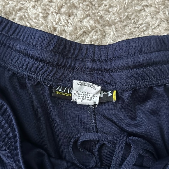 EUC Men’s Under Armour Navy/White Right Leg Logo Shorts 1201195 Size XL - Picture 3 of 8